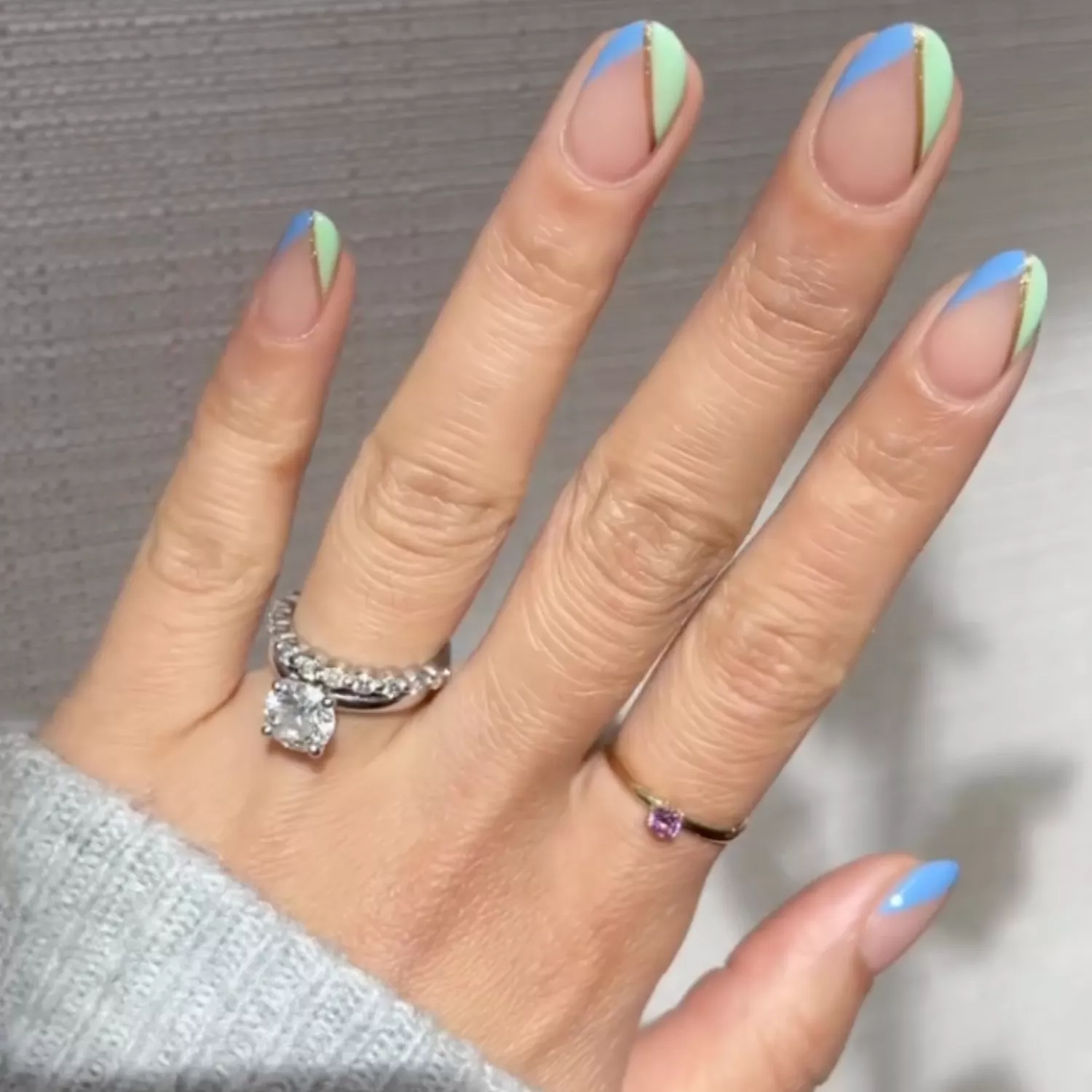 glossy green and gold nails artistic manicure