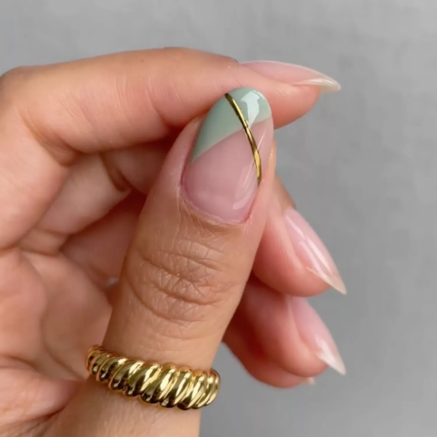 trendy green and gold nails manicure inspiration